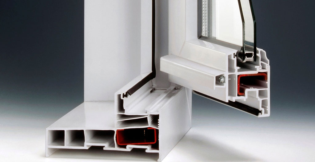 Gros plan macro d'une coupe transversale d'un cadre de fenêtre en PVC montrant les chambres multiples et la texture du matériau
