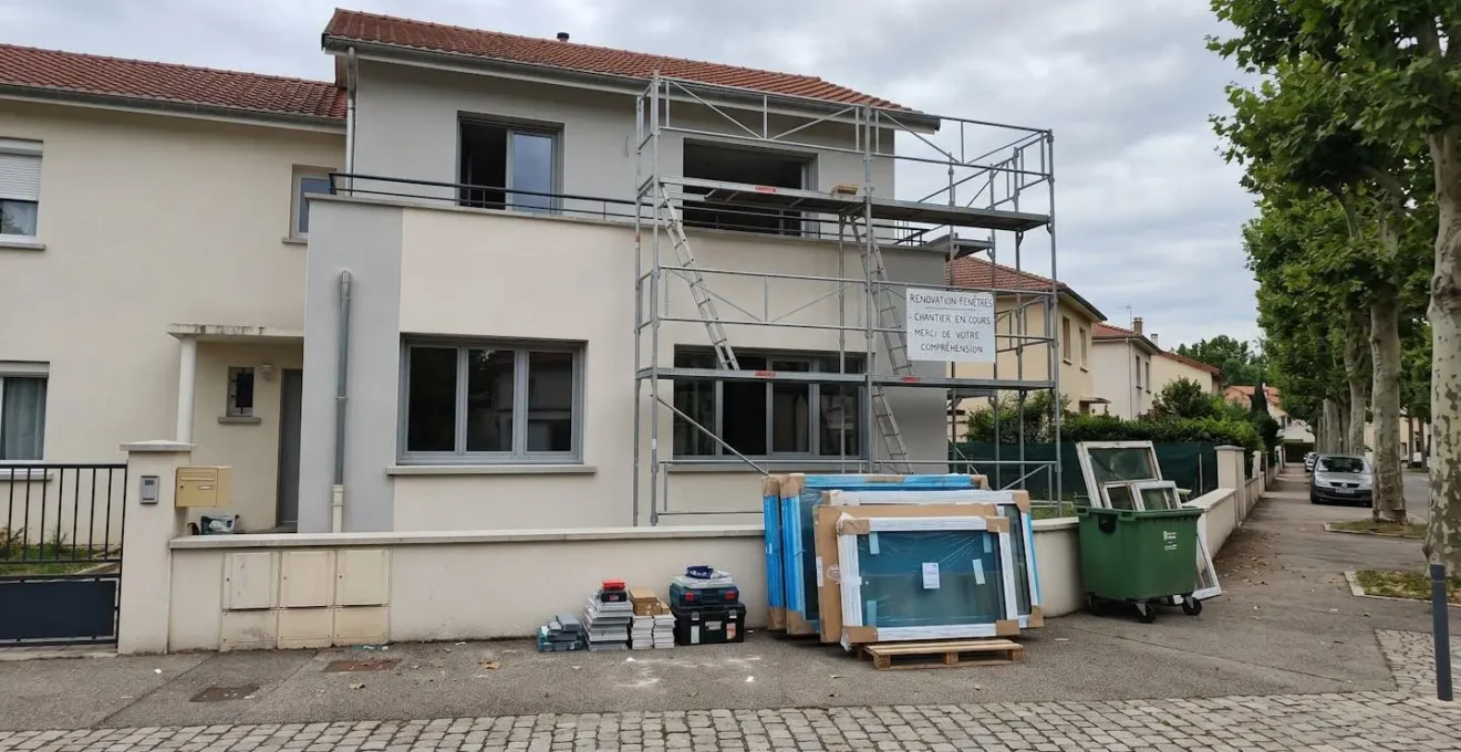 Façade d'une maison contemporaine française en cours de rénovation avec échafaudage installé pour le remplacement des menuiseries extérieures